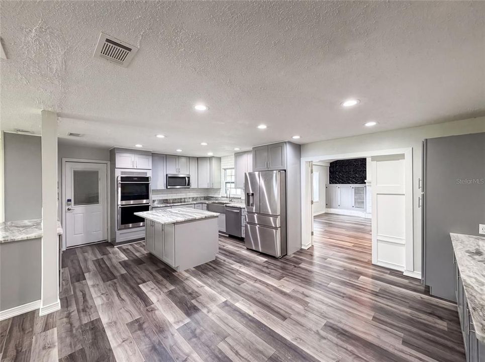 For Sale: $325,000 (3 beds, 2 baths, 1732 Square Feet)