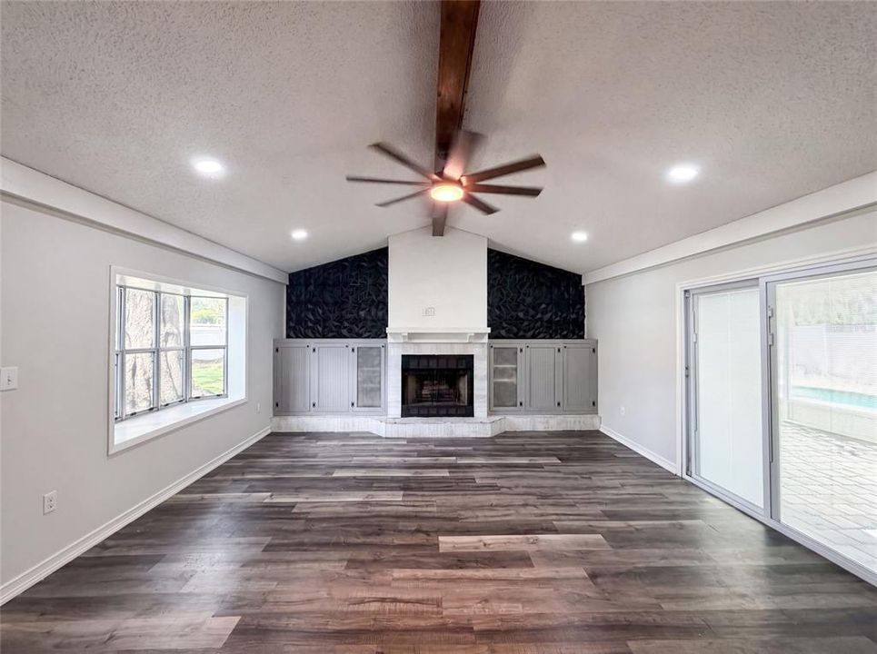 For Sale: $325,000 (3 beds, 2 baths, 1732 Square Feet)