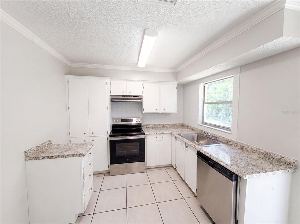 For Sale: $200,000 (2 beds, 2 baths, 912 Square Feet)