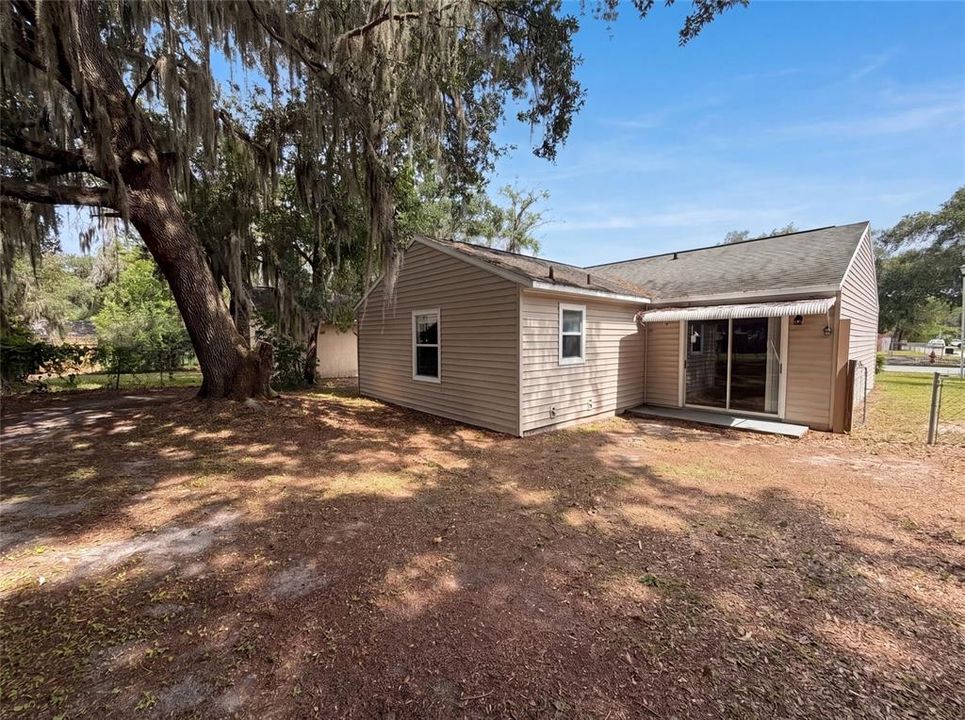 For Sale: $207,000 (3 beds, 2 baths, 1100 Square Feet)