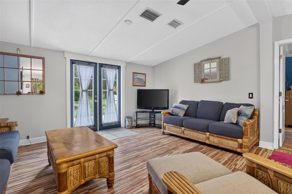 Activo con contrato: $284,999 (3 camas, 2 baños, 1242 Pies cuadrados)