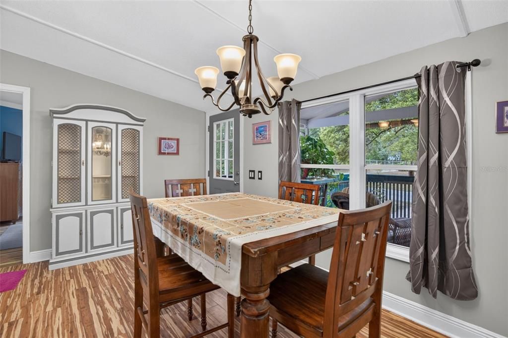 Activo con contrato: $284,999 (3 camas, 2 baños, 1242 Pies cuadrados)