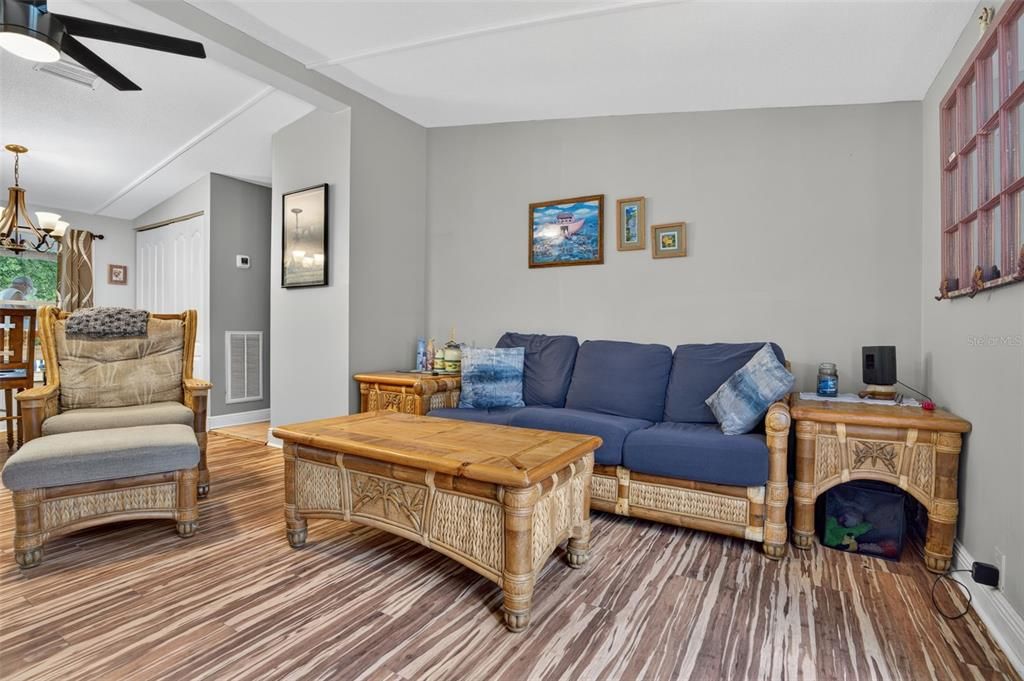 Activo con contrato: $284,999 (3 camas, 2 baños, 1242 Pies cuadrados)
