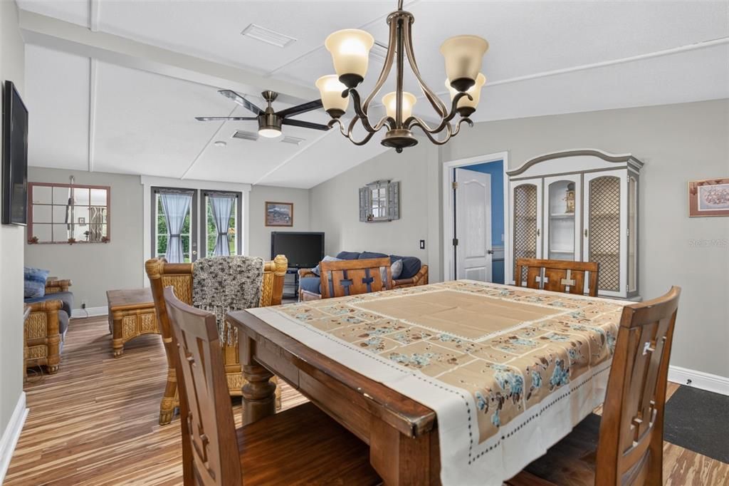 Activo con contrato: $284,999 (3 camas, 2 baños, 1242 Pies cuadrados)