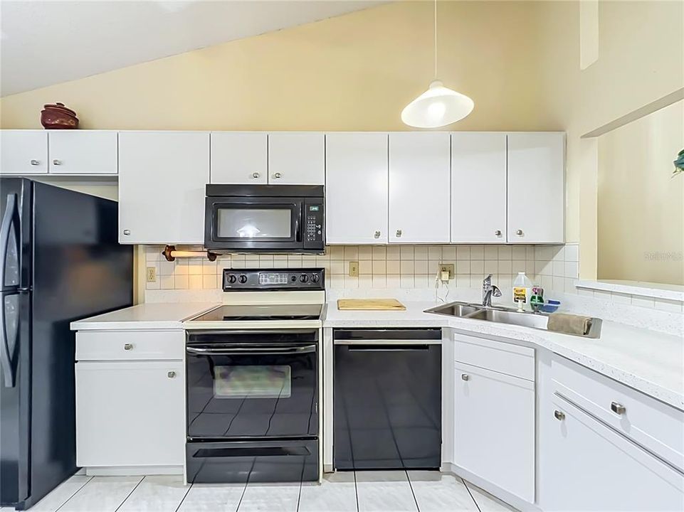 For Sale: $245,000 (2 beds, 2 baths, 1019 Square Feet)
