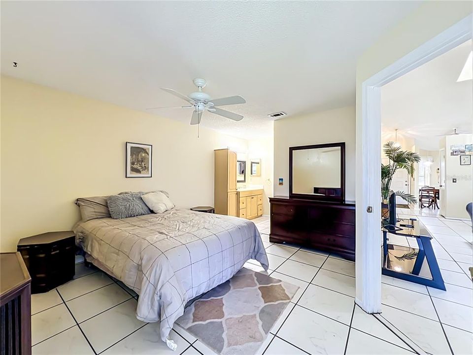 For Sale: $245,000 (2 beds, 2 baths, 1019 Square Feet)