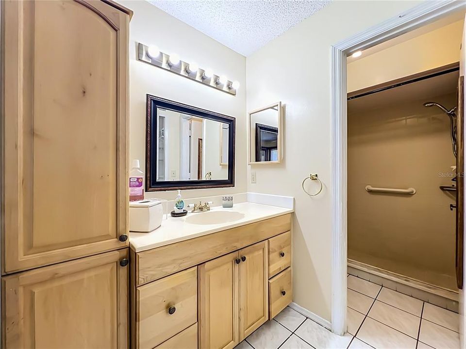 For Sale: $245,000 (2 beds, 2 baths, 1019 Square Feet)