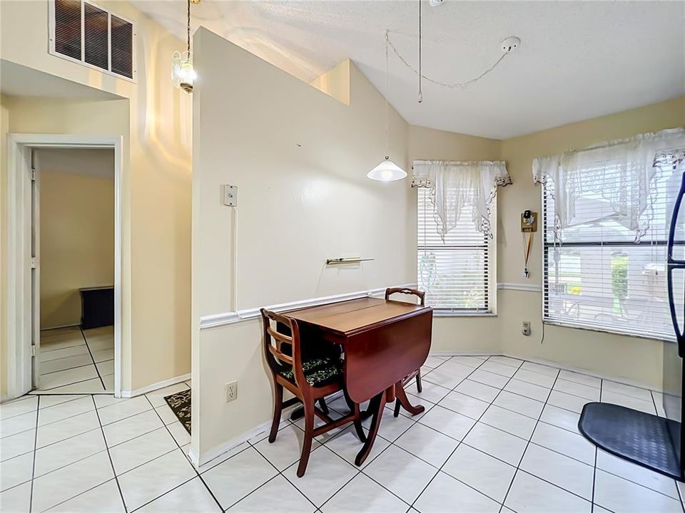For Sale: $245,000 (2 beds, 2 baths, 1019 Square Feet)