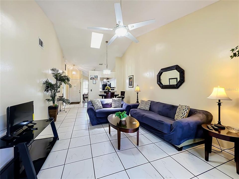For Sale: $245,000 (2 beds, 2 baths, 1019 Square Feet)