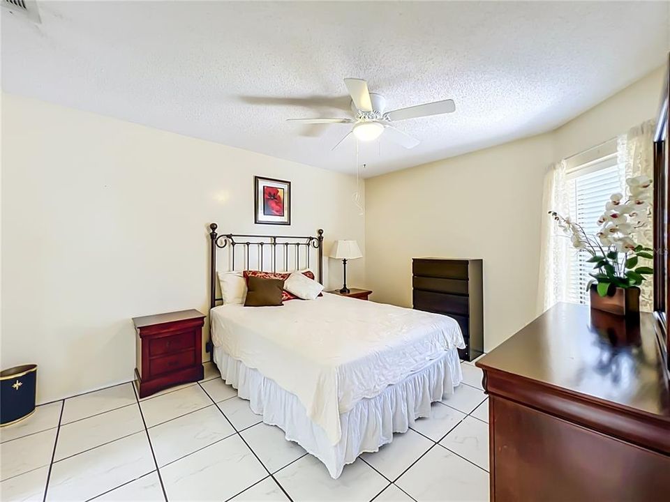 For Sale: $245,000 (2 beds, 2 baths, 1019 Square Feet)