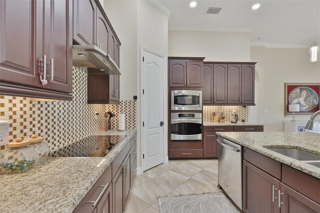 En Venta: $888,900 (4 camas, 3 baños, 3180 Pies cuadrados)