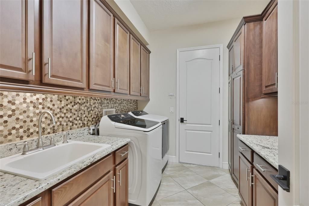 En Venta: $888,900 (4 camas, 3 baños, 3180 Pies cuadrados)