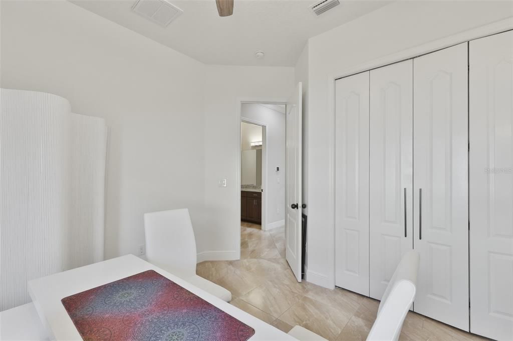 En Venta: $888,900 (4 camas, 3 baños, 3180 Pies cuadrados)