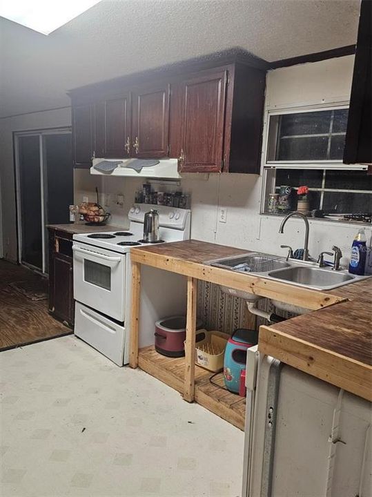 For Sale: $120,000 (3 beds, 2 baths, 1800 Square Feet)