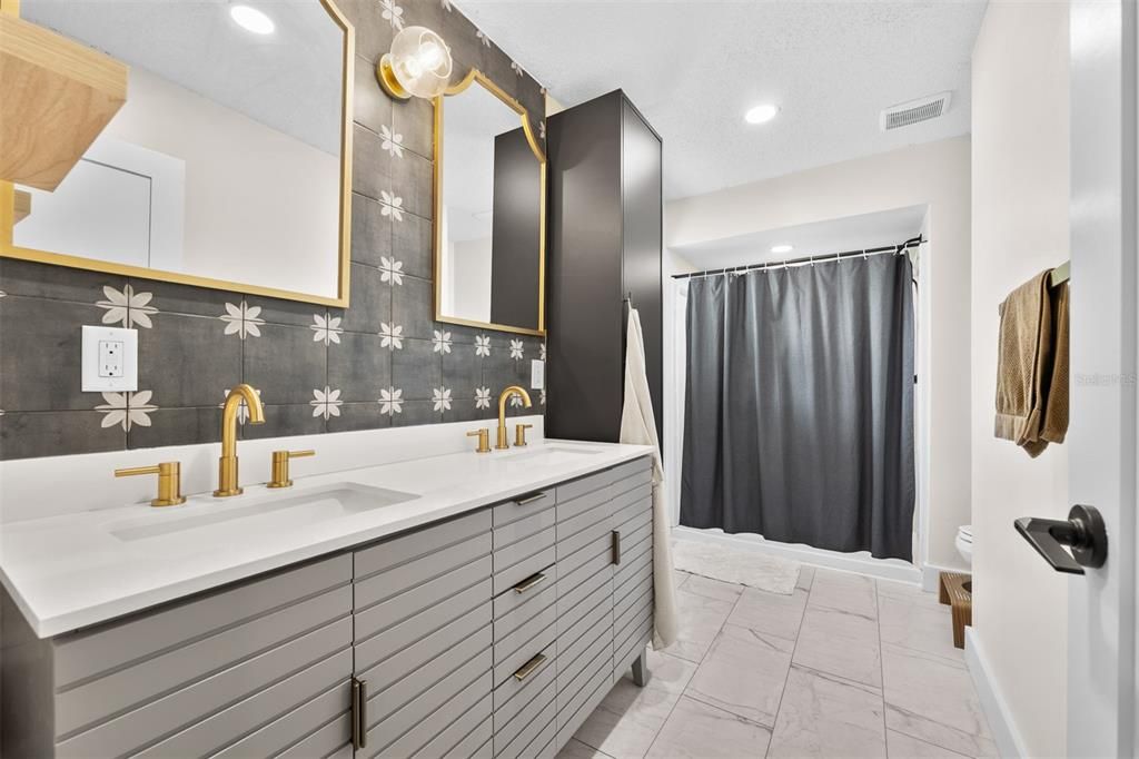 На продажу: $379,000 (4 спален, 2 ванн, 1875 Квадратных фут)