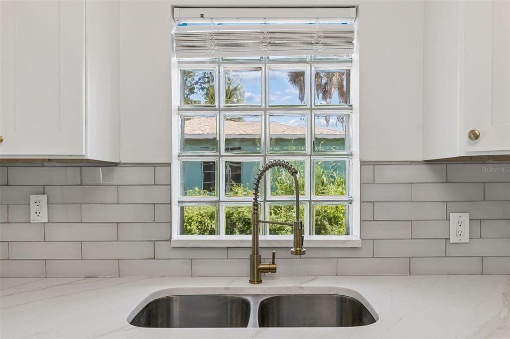 En Venta: $590,000 (4 camas, 3 baños, 2400 Pies cuadrados)