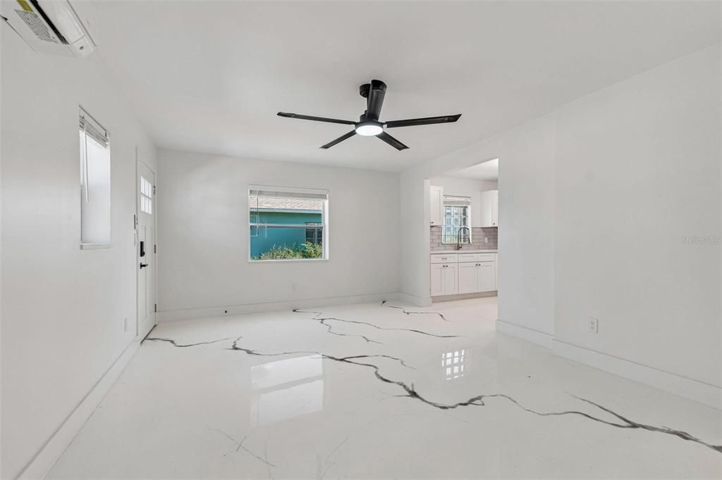 En Venta: $590,000 (4 camas, 3 baños, 2400 Pies cuadrados)