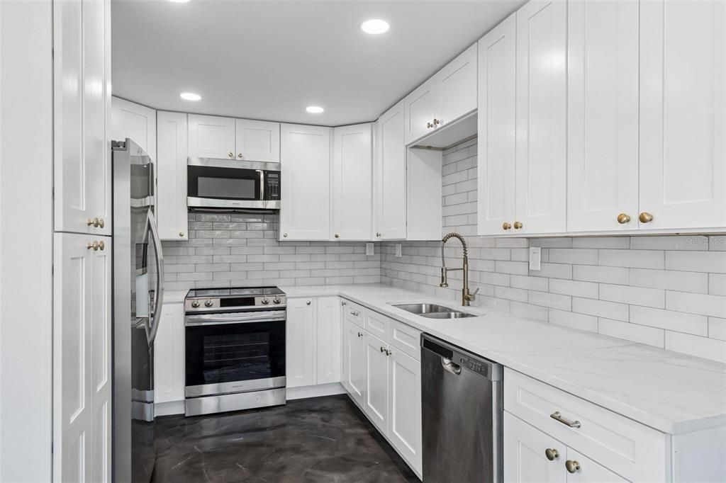 En Venta: $590,000 (4 camas, 3 baños, 2400 Pies cuadrados)