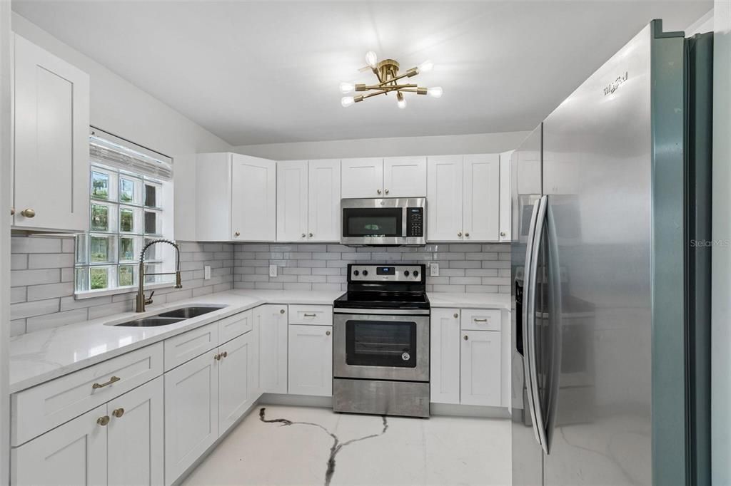 En Venta: $590,000 (4 camas, 3 baños, 2400 Pies cuadrados)