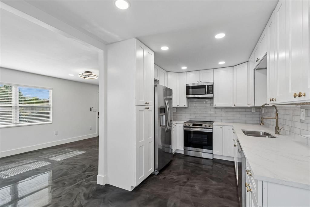 En Venta: $590,000 (4 camas, 3 baños, 2400 Pies cuadrados)