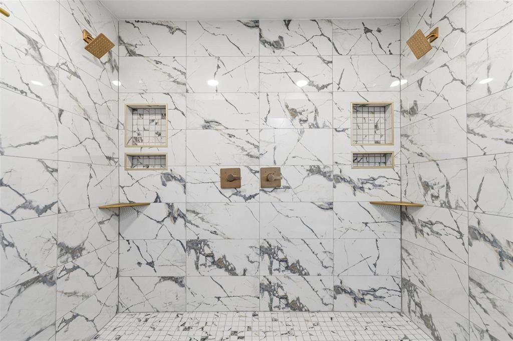 En Venta: $590,000 (4 camas, 3 baños, 2400 Pies cuadrados)