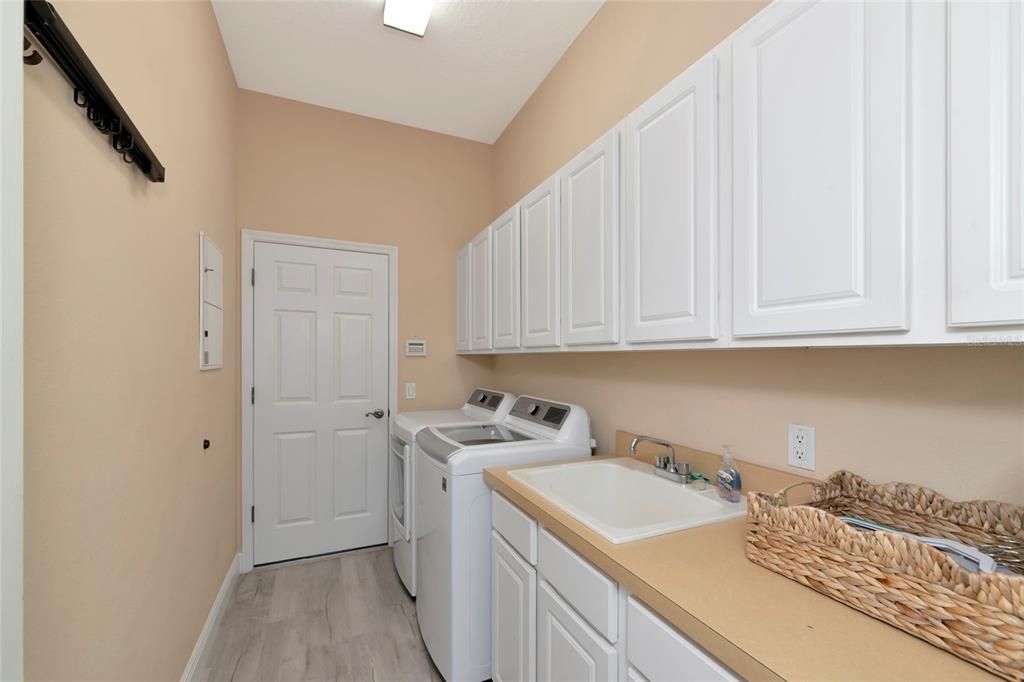 En Venta: $639,900 (4 camas, 3 baños, 2229 Pies cuadrados)