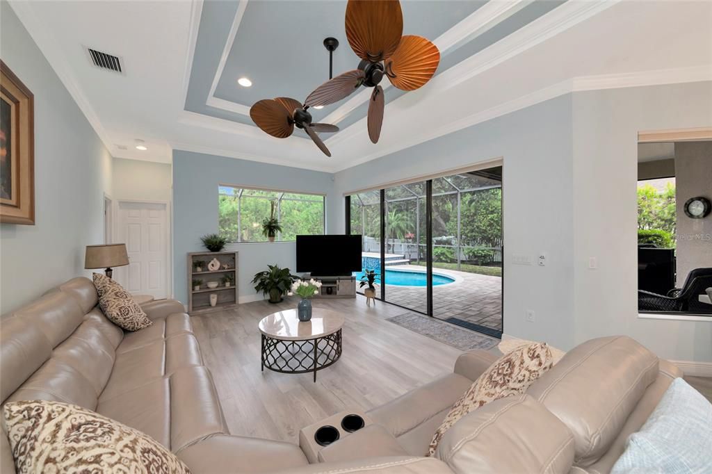 En Venta: $639,900 (4 camas, 3 baños, 2229 Pies cuadrados)