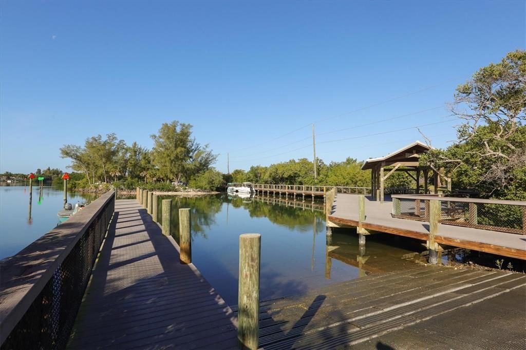 For Sale: $299,000 (2 beds, 2 baths, 1325 Square Feet)
