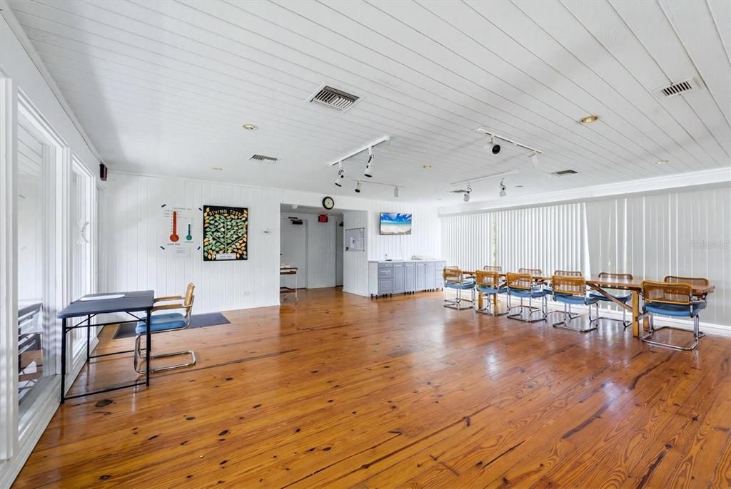 For Sale: $299,000 (2 beds, 2 baths, 1325 Square Feet)