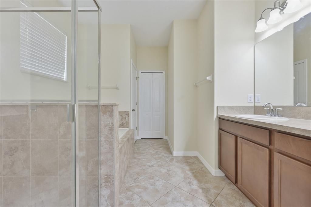 En Venta: $399,900 (4 camas, 3 baños, 2628 Pies cuadrados)