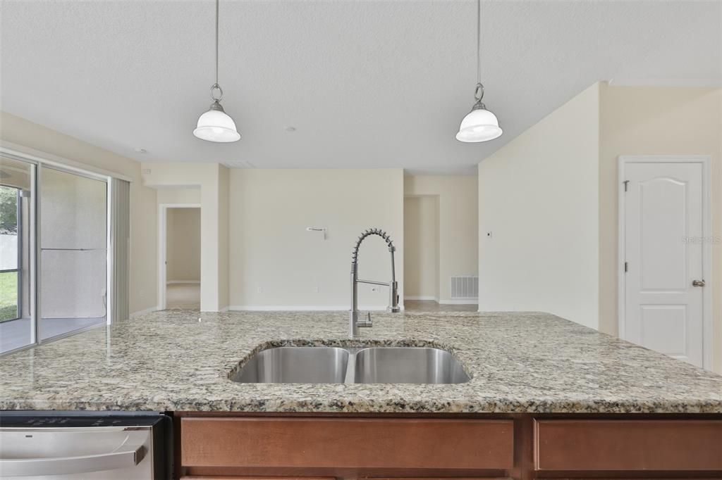 En Venta: $399,900 (4 camas, 3 baños, 2628 Pies cuadrados)