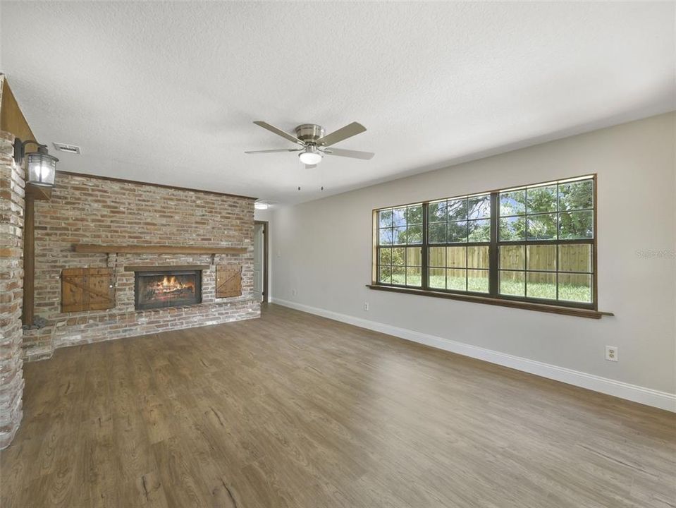 For Sale: $390,000 (4 beds, 2 baths, 1959 Square Feet)