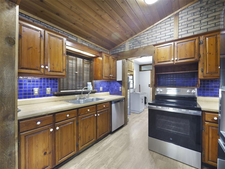 For Sale: $390,000 (4 beds, 2 baths, 1959 Square Feet)
