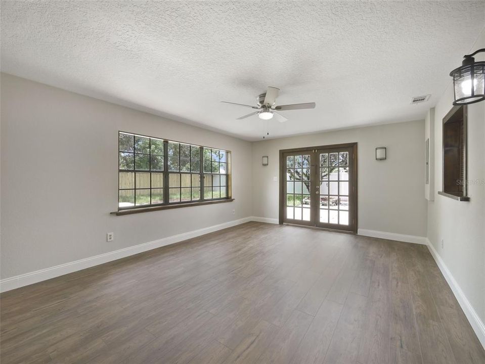 For Sale: $390,000 (4 beds, 2 baths, 1959 Square Feet)