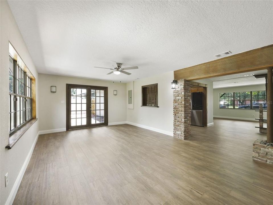 For Sale: $390,000 (4 beds, 2 baths, 1959 Square Feet)