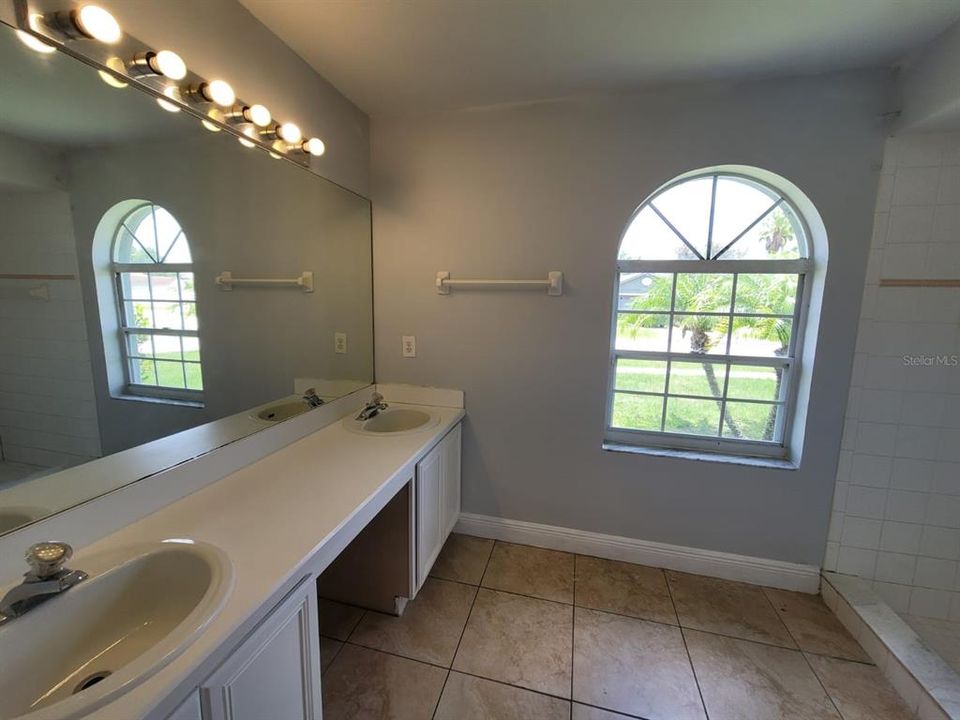 For Rent: $2,400 (4 beds, 3 baths, 1854 Square Feet)