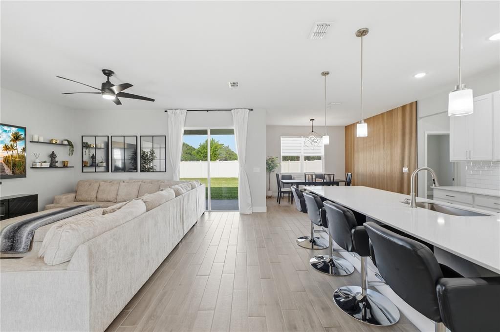 En Venta: $560,000 (4 camas, 3 baños, 2306 Pies cuadrados)