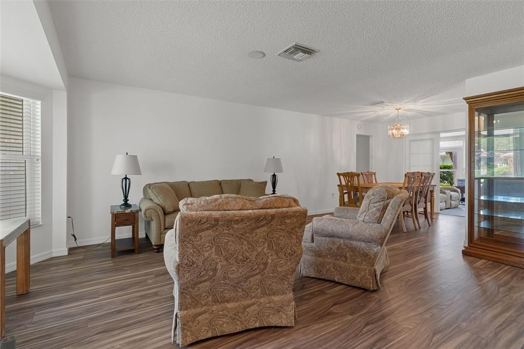 For Sale: $319,900 (2 beds, 2 baths, 1516 Square Feet)