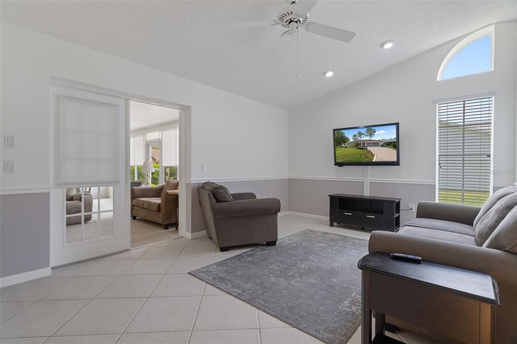 For Sale: $319,900 (2 beds, 2 baths, 1516 Square Feet)