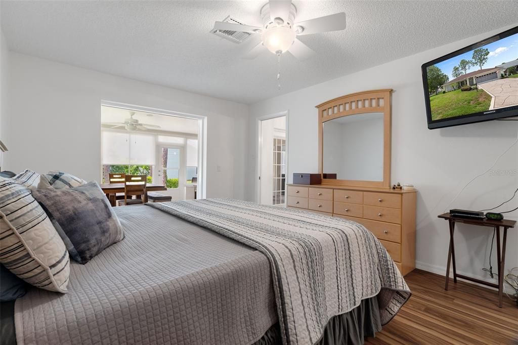 For Sale: $319,900 (2 beds, 2 baths, 1516 Square Feet)