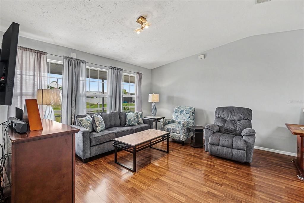 For Sale: $309,000 (3 beds, 2 baths, 1176 Square Feet)