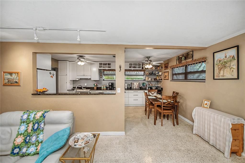 На продажу: $279,900 (3 спален, 2 ванн, 1406 Квадратных фут)