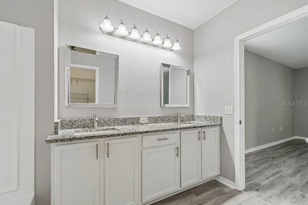 En Venta: $425,000 (4 camas, 2 baños, 2239 Pies cuadrados)