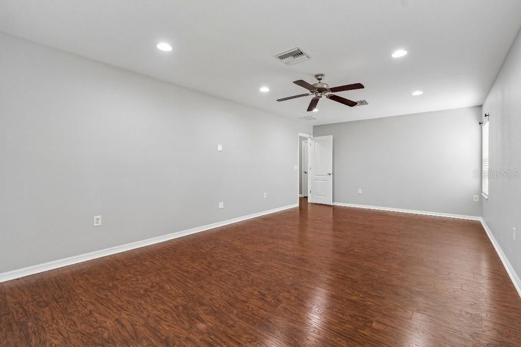 En Venta: $425,000 (4 camas, 2 baños, 2239 Pies cuadrados)