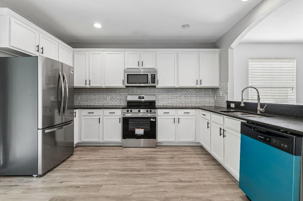 En Venta: $425,000 (4 camas, 2 baños, 2239 Pies cuadrados)