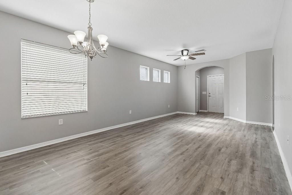 En Venta: $425,000 (4 camas, 2 baños, 2239 Pies cuadrados)