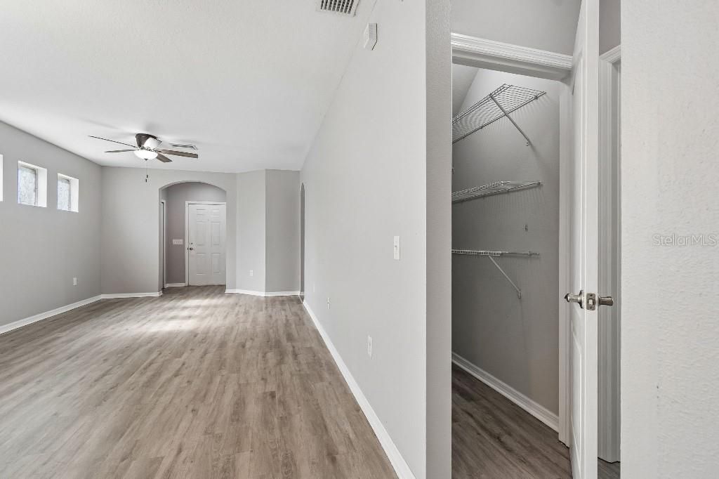 En Venta: $425,000 (4 camas, 2 baños, 2239 Pies cuadrados)