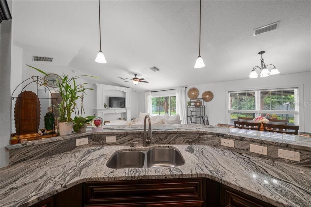 En Venta: $384,900 (3 camas, 2 baños, 1670 Pies cuadrados)