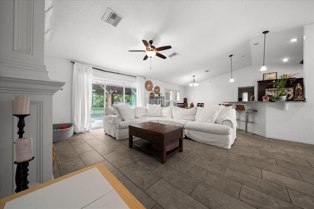 En Venta: $384,900 (3 camas, 2 baños, 1670 Pies cuadrados)