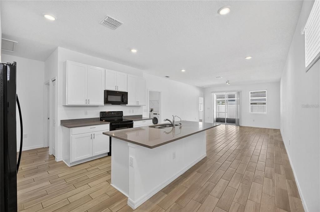 For Rent: $2,400 (4 beds, 2 baths, 1612 Square Feet)